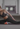 Frau führt eine tief dehnende Tauben-Übung (Pigeon Pose) zur Öffnung der Hüfte aus.