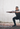 Mann führt Kniebeuge mit Körpergewicht aus – Ausgangsposition für Squats für Anfänger 
